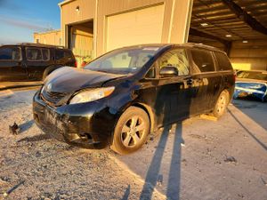 Toyota Sienna LE 3.5L 6 2015