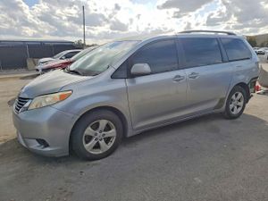 Toyota Sienna LE 3.5L 6 2011
