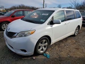 Toyota Sienna LE 3.5L 6 2013