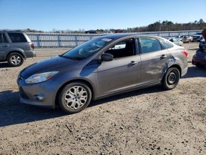 Ford Focus SE 2.0L 4 2012