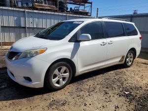 Toyota Sienna LE 3.5L 6 2013