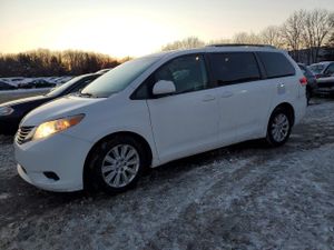 Toyota Sienna LE 3.5L 6 2011