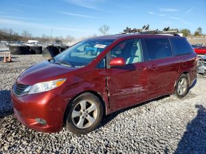 Toyota Sienna LE 3.5L 6 2013