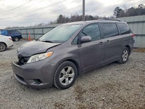 Toyota Sienna LE 3.5L 6 2012