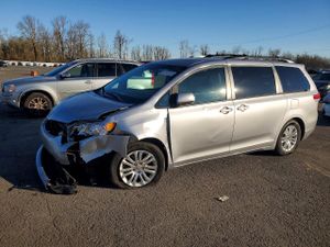 Toyota Sienna XLE 3.5L 6 2013