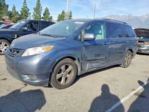 Toyota Sienna LE 3.5L 6 2013
