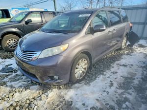 Toyota Sienna XLE 3.5L 6 2013
