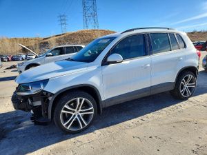 Volkswagen Tiguan S 2.0L 4 2015