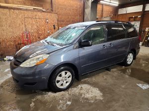 Toyota Sienna CE 3.5L 6 2010