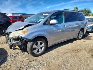 Toyota Sienna LE 3.5L 6 2012