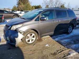 Toyota Sienna LE 3.5L 6 2012