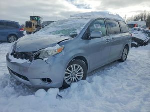 Toyota Sienna XLE 3.5L 6 2011