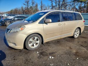 Toyota Sienna LE 3.5L 6 2013