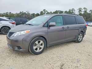 Toyota Sienna LE 3.5L 6 2012