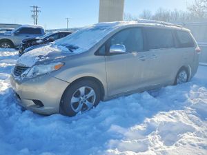 Toyota Sienna LE 3.5L 6 2013