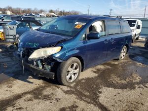 Toyota Sienna LE 3.5L 6 2011