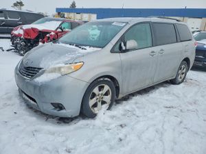 Toyota Sienna LE 3.5L 6 2011