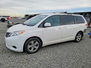 Toyota Sienna LE 3.5L 6 2011