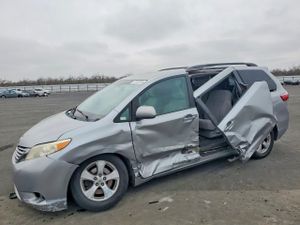 Toyota Sienna LE 3.5L 6 2015