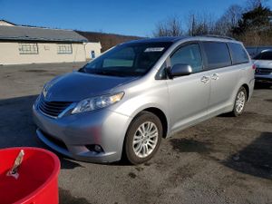 Toyota Sienna XLE 3.5L 6 2013