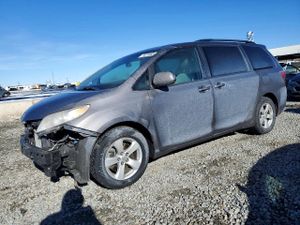 Toyota Sienna LE 3.5L 6 2015