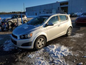 Chevrolet Aveo (Sonic) LT 1.8L 4 2015