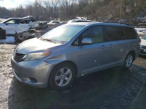 Toyota Sienna LE 3.5L 6 2011