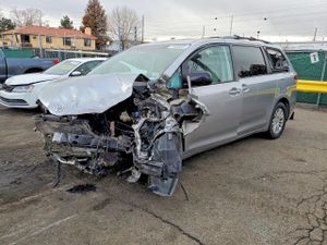 Toyota Sienna XLE 3.5L 6 2013