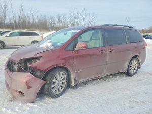 Toyota Sienna LE 3.5L 6 2013