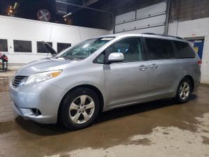 Toyota Sienna LE 3.5L 6 2014