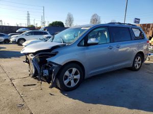 Toyota Sienna LE 3.5L 6 2013