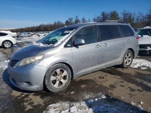 Toyota Sienna LE 3.5L 6 2012