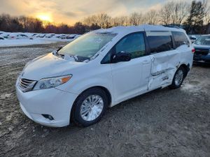 Toyota Sienna XLE 3.5L 6 2011