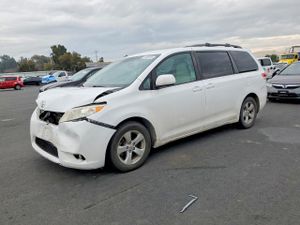 Toyota Sienna LE 3.5L 6 2012