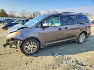 Toyota Sienna XLE 3.5L 6 2013