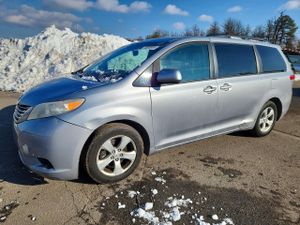 Toyota Sienna LE 3.5L 6 2013