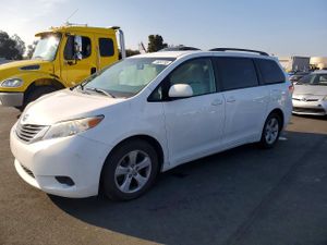 Toyota Sienna LE 3.5L 6 2014