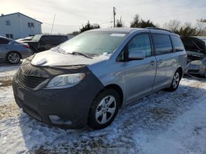 Toyota Sienna LE 3.5L 6 2011