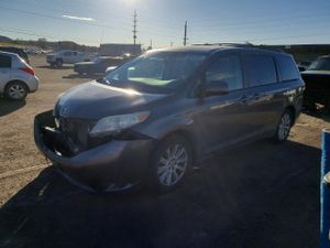 Toyota Sienna LE 3.5L 6 2012