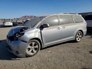 Toyota Sienna LE 3.5L 6 2014