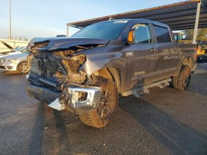 Toyota Tundra CREWMAX SR5 5.7L 8 2015