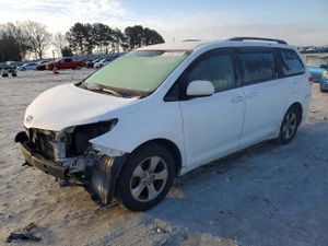 Toyota Sienna LE 3.5L 6 2011