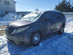 Toyota Sienna LE 3.5L 6 2011
