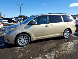 Toyota Sienna LE 3.5L 6 2011