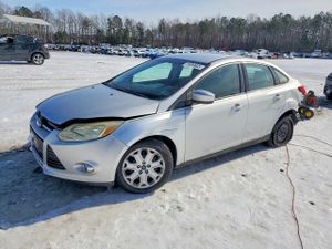 Ford Focus SE 2.0L 4 2012