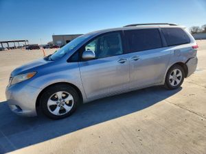 Toyota Sienna LE 3.5L 6 2012