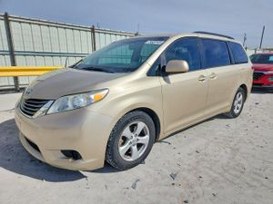 Toyota Sienna LE 3.5L 6 2014