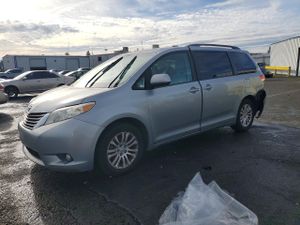 Toyota Sienna XLE 3.5L 6 2013