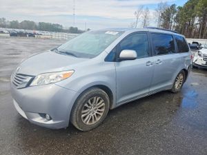 Toyota Sienna XLE 3.5L 6 2015