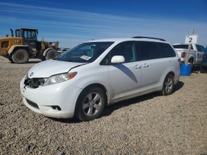 Toyota Sienna LE 3.5L 6 2011